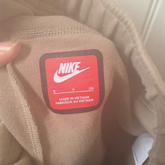 Nike Men's Beige tech gear Joggers and hoodie with Black Accents - Picture 3 of 8